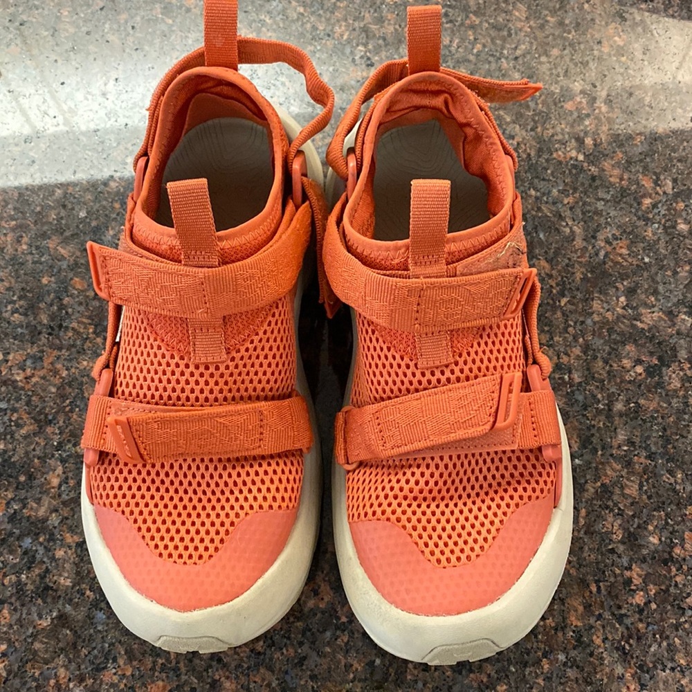 TEVA Women’s Outflow Universal in Textural Ginger Size 7